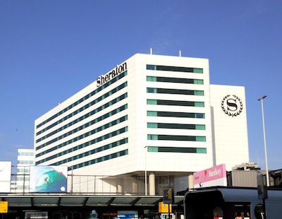 Activisten bestormen vergadering van vleesverwerkingsbedrijf bij hotel Schiphol, beleggers vluchten zaal uit