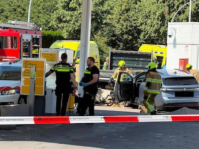 Een heftig ongeluk bij een klein tankstation: ‘Hij lag daar zo alleen, terwijl iedereen filmde’