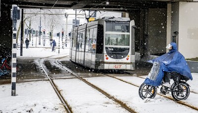 Chaos op weg door winterweer: heb je als werknemer het recht om thuis te blijven?