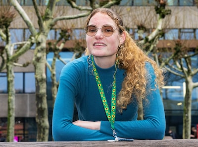 Aan de buitenkant ziet hij niks, dus stuurt de conducteur Jet (24) de eerste klasse uit