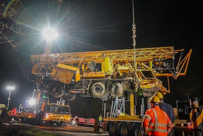 Hijskranen halen gecrashte kraan uit greppel in Brummen: ‘Chauffeur had twee engeltjes op de schoude