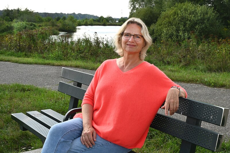 Mariëlle van Zuilen wandelt door het Land van Cuijk. En af en toe rust ze even uit.