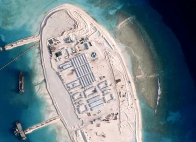 China bouwt in drie maanden tijd een 3,3 kilometer lang eiland met plek voor gevechtsvliegtuigen en raketten