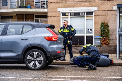 Scooter botst op auto in Leuvensbroek