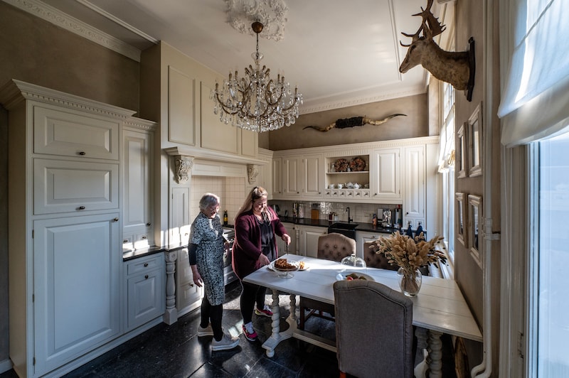 Cocky Boudewijn en haar dochter Lotte snijden appeltaart aan in de keuken tijdens Open Huizen Dag in hun Kasteeltje.