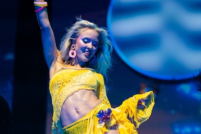 17 miljoen views in een dag: kijkers geloven ogen niet als Julia (16) begint te dansen bij concert Zara Larsson