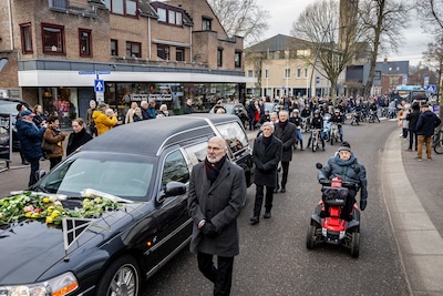 Brommers, muziek en ingetogen applaus: Groesbeek zwaait massaal pastoor Jan uit