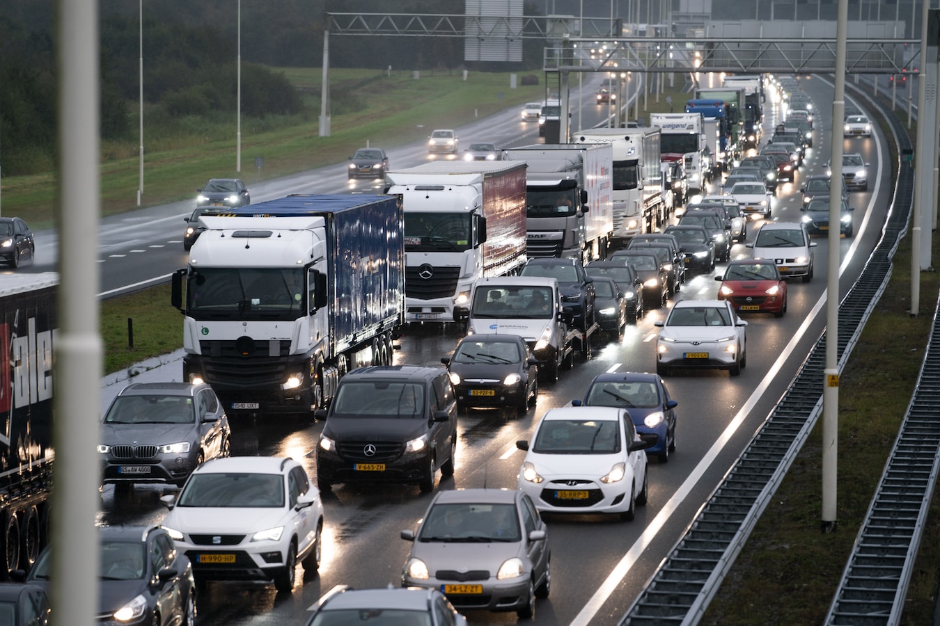 LIVE Verkeer | Ongeluk zorgt voor flinke vertraging op A15: slechts één ...