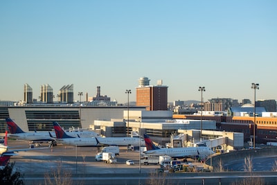 Onderzoek naar bijna-botsing tussen vliegtuigen in Boston: toestellen op zo’n 100 meter van elkaar