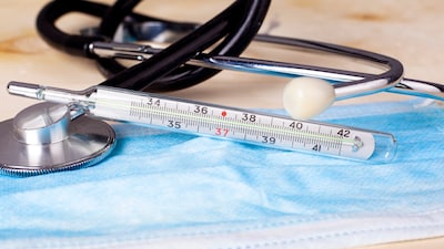 Trillend van de pijn ga ik zitten laat me rijden