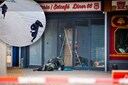 Een medewerker van de Explosieven Opruimingsdienst Defensie ligt op zijn buik bij het verdachte pakketje voor Cafetaria/eetcafé Diner 66. Inzet: bewakingsbeeld van eetcafé Sofram, waarop te zien is dat twee jongens wegrennen. Beeldbewerking: DG