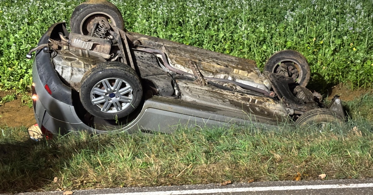 Auto op de kop na ongeluk op N317: ‘Kindje naar ziekenhuis’