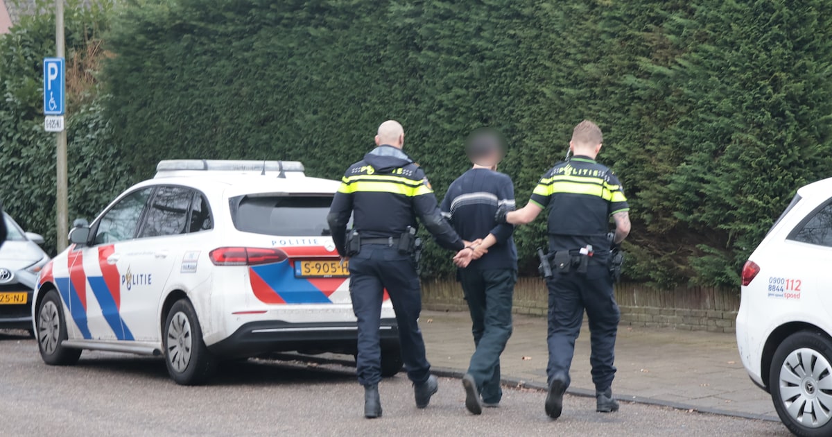 Agenten volgen verdachte auto en zien dozen vol hennep uitgeladen en naar woning in Liendert gebrach