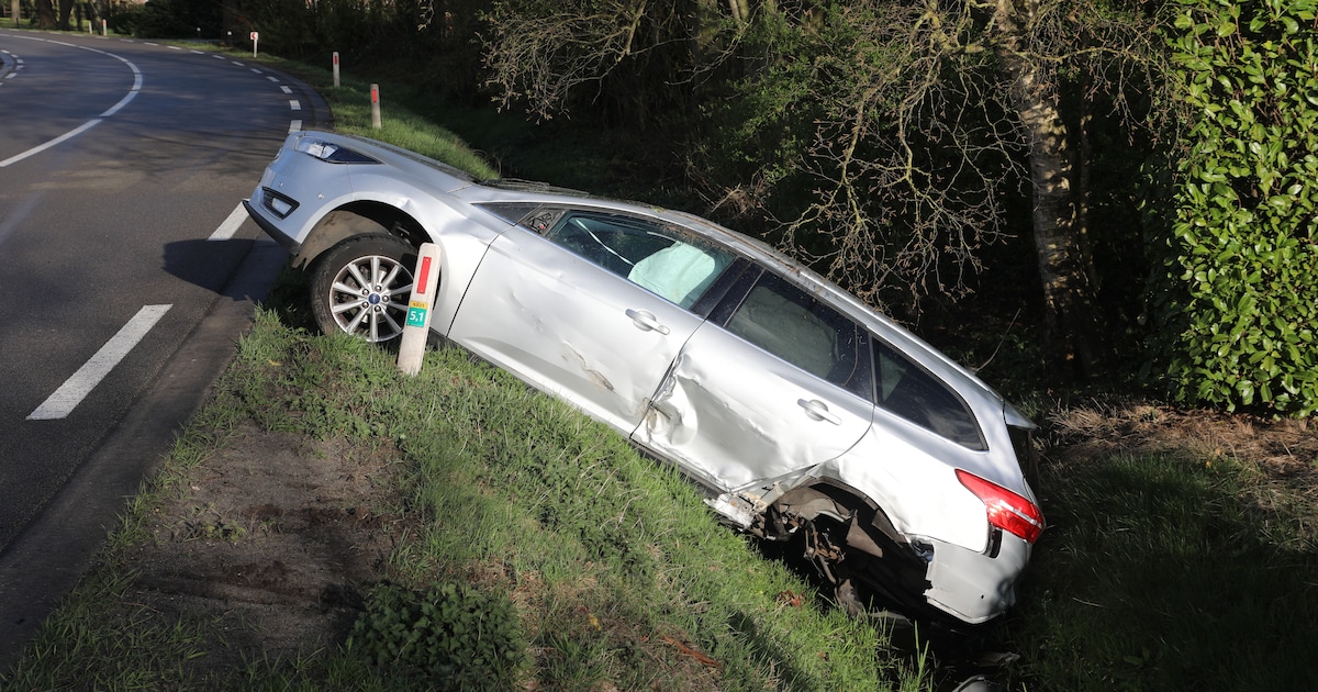 Auto's eindigen aan twee kanten in de berm na botsing in Lunteren