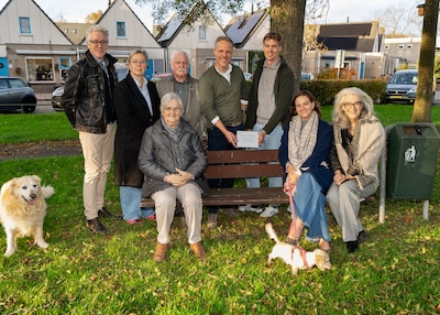 Bankje vernoemd naar ‘De Pelikaan van Deil’ en Rhenense Schaakclub 100 jaar