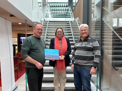 Gemeente ontvangt boek over geschiedenis Zennewijnen