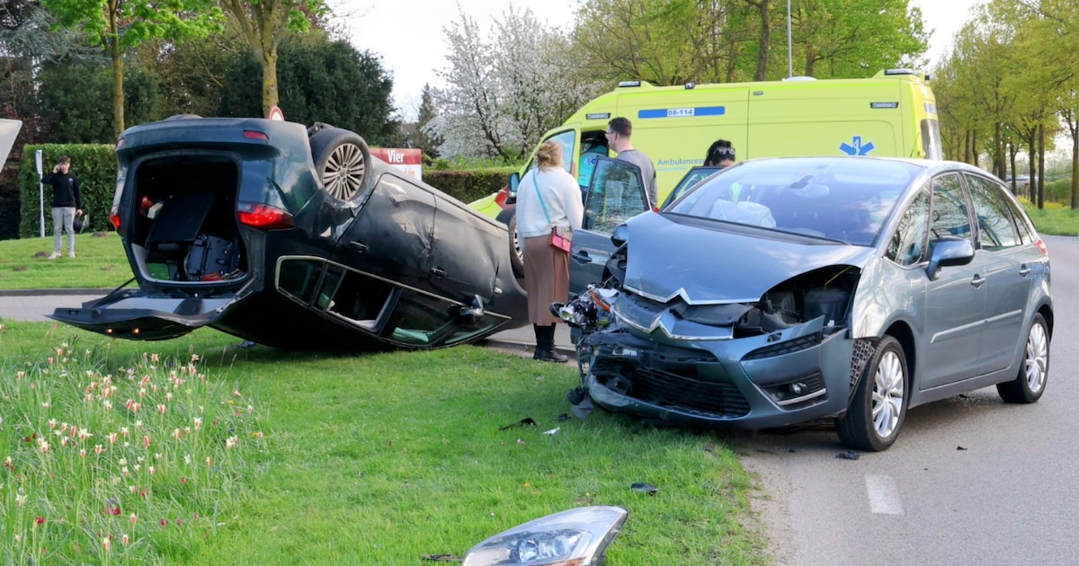 Auto over de kop na botsing op de Cuneraweg in Ochten