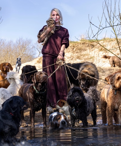 Jeugdtrauma’s en zwerven over straat, toch wist Fleur (24) het om te draaien: ‘Ben wel cum laude geslaagd’