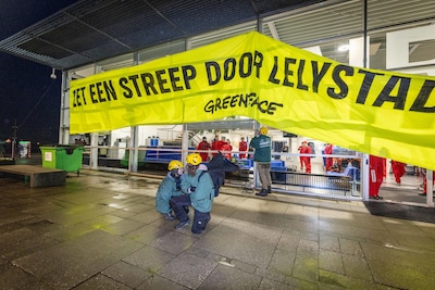 Greenpeace bezet al hele dag Lelystad Airport, demonstranten blijven ‘tot vliegveld van de baan is’