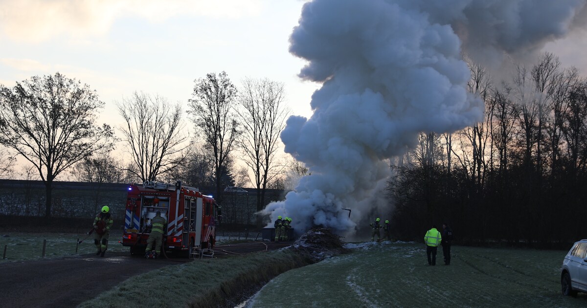 Dikke rook trekt over A30 door brandende vrachtwagen bij Lunteren ...