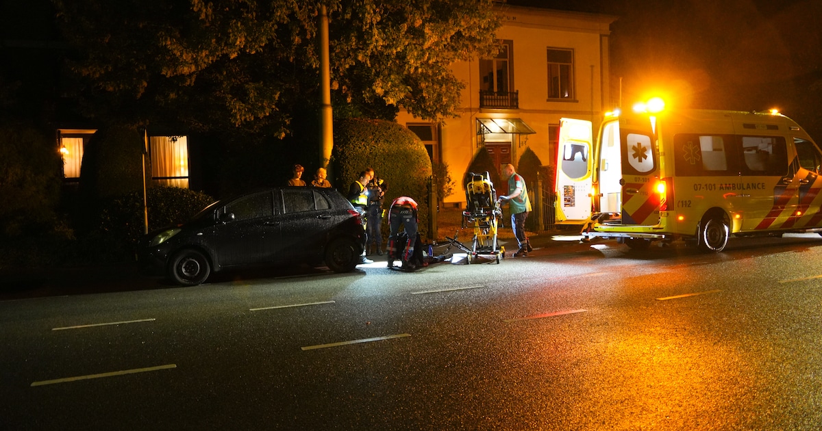 Fietser gewond na botsing met geparkeerde auto in Velp.