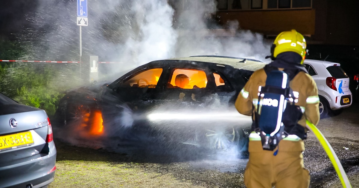 Elektrische auto brandt volledig uit in Apeldoorn, accupakket ontploft tijdens blussen