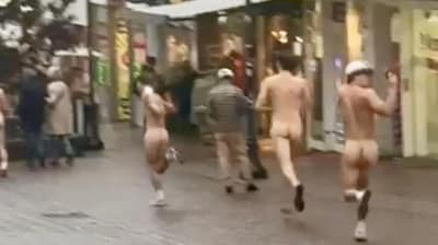 KIJK | Waarom rennen er naakte Nederlanders door Duitse grensstad?