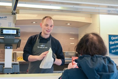 Visboer Albert (23) koopt een verkoopwagen uit verveling en sluit winkel: ‘Ik heb veel meer vrijheid’