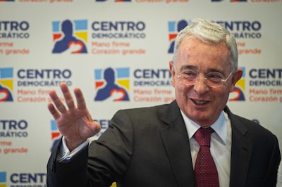 Rechtbank draait huisarrest Colombiaanse ex-president Uribe terug, mag hoger beroep in vrijheid afwachten