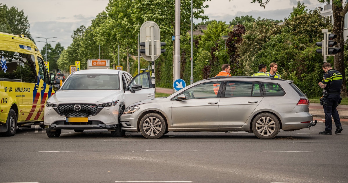 Botsing tussen twee auto's op kruising in Zevenaar