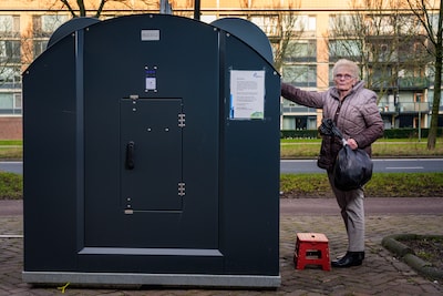 Wil (79) kan niet bij klep van nieuwe afvalcontainer en moet iedere keer een krukje pakken: ‘Bezopen’