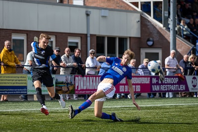 Aanvoerder van Varsseveld raakt geblesseerd bij het juichen en ligt er even uit: ‘Het zag er heel kn