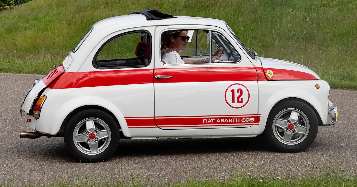 ‘Bon voyage!’: 52 klassieke auto’s vertrekken vanaf het Kasteelplein in Deurne voor een tocht van 20