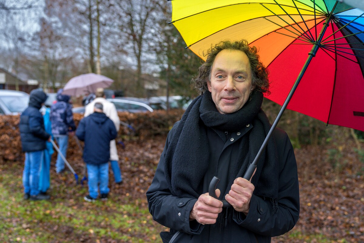 Eric Sars helpt cliënten met het prikken van plastic afval op het zorgpark in Vught.