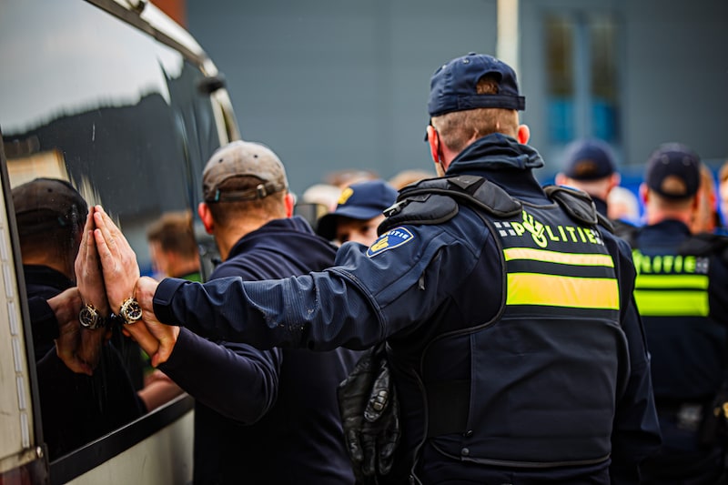 Een aanwezige werd gefouilleerd.