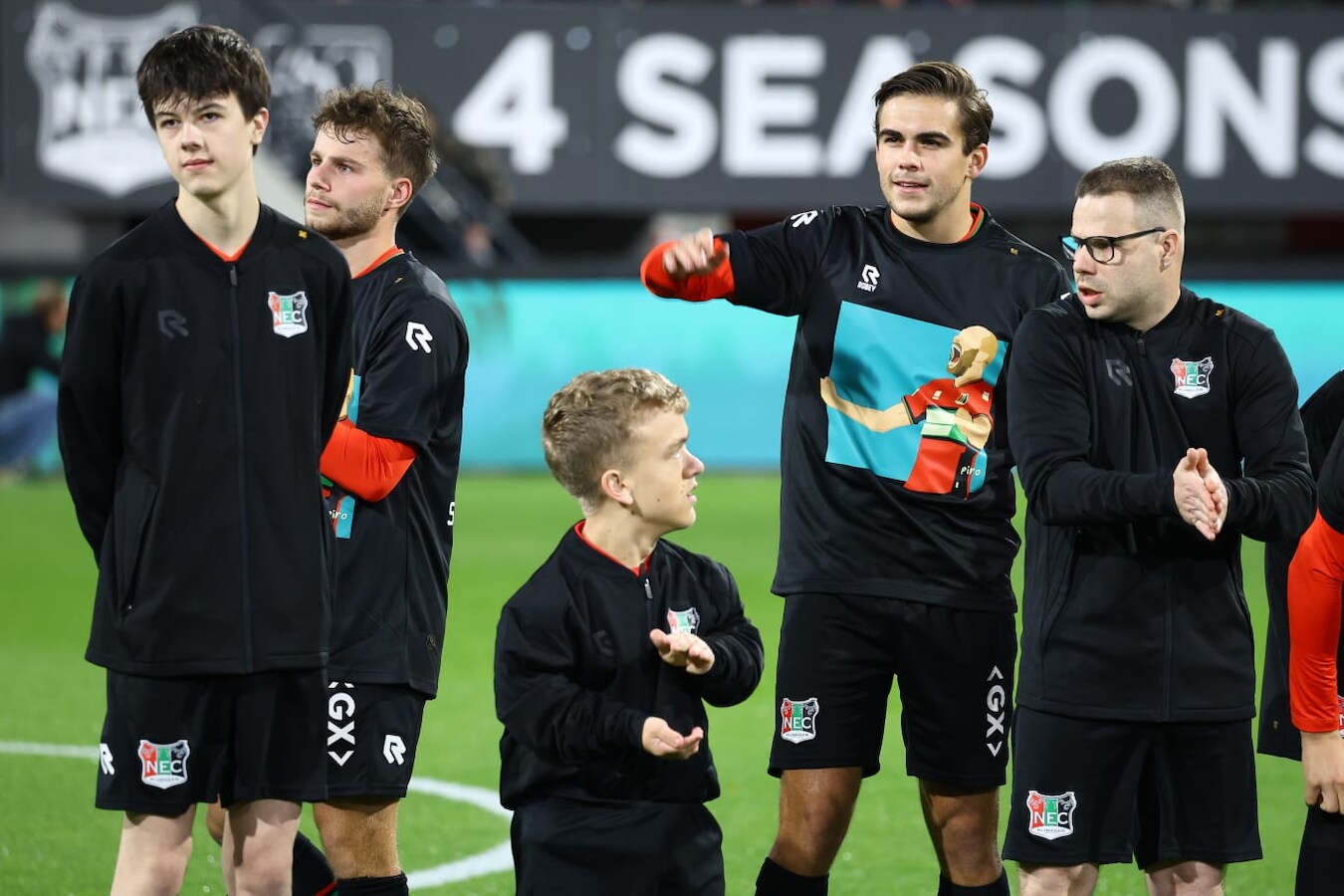 Als kind van de club begrijpt Van Rooij de onvrede bij de NEC-fans ...
