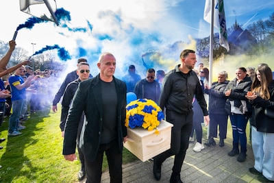 Kist van Paul op middenstip De Paasberg, Johan reist 12 dagen terug uit Thailand voor afscheid van vriend