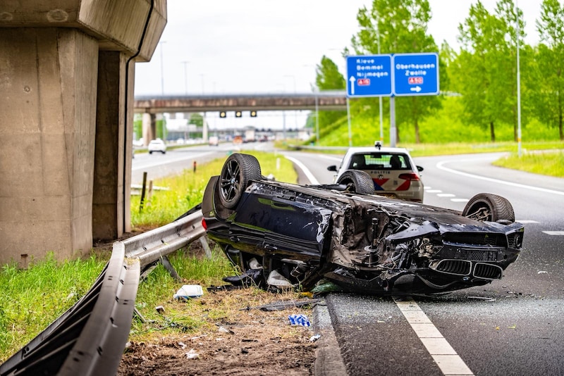 Automobilist raakt gewond als auto van viaduct stort en op z'n kop op de A15  belandt | Regio | De Gelderlander.nl