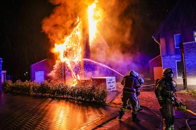 Bewoners verliezen vrijwel nieuw huis door blikseminslag: ‘Ze woonden er nog maar net’
