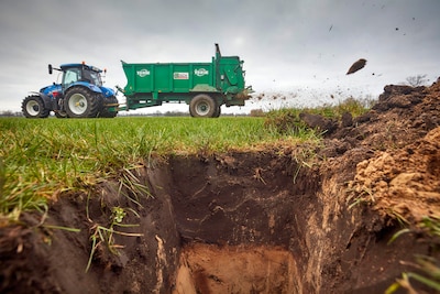 Boeren peppen hun zandgrond op met klei, hoe zinvol is dat eigenlijk?