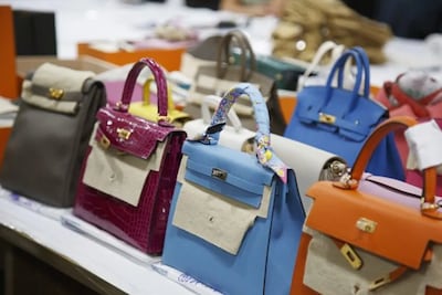 In deze bunker liggen duizenden luxe handtassen en sieraden na anti-witwasoperatie: nu verkoopt Singapore alles