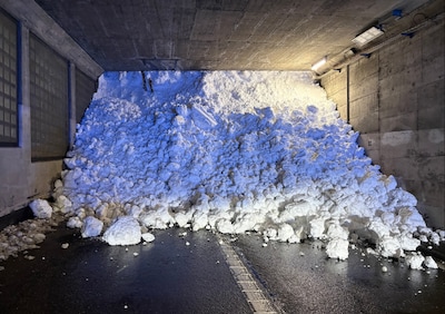 Zwitserse vallei urenlang afgesloten van buitenwereld door bak sneeuw