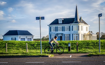 Bijna geen miljonairs te vinden in Nissewaard: ‘De duurste auto die hier staat, is een Volvo van 50.000 euro’