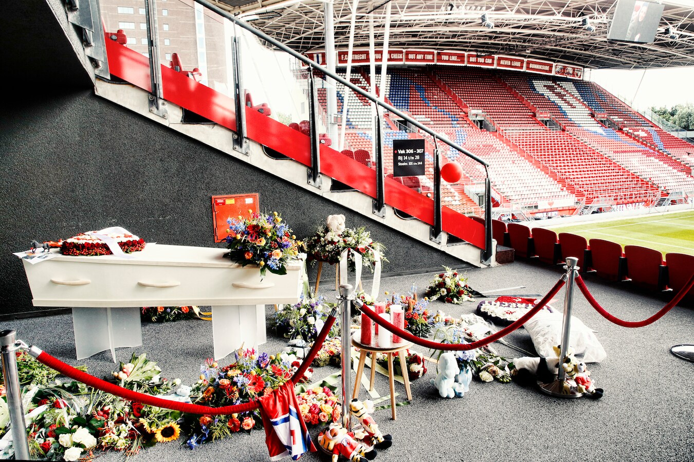 Spelers FC Utrecht bij afscheid van Seb (11) in stadion FC Utrecht ...
