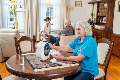 Apotheken vullen medicijndozen voor thuiszorgcliënten in Cuijk