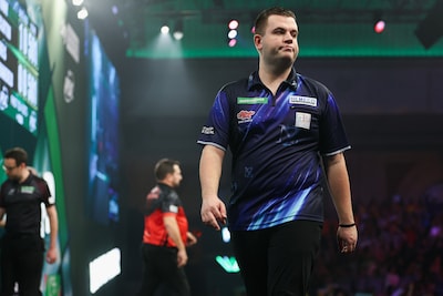 Niels Zonneveld grijpt net naast nieuwe stunt op WK darts: ‘Hij laat zien dat hij de nummer 5 van de wereld is’