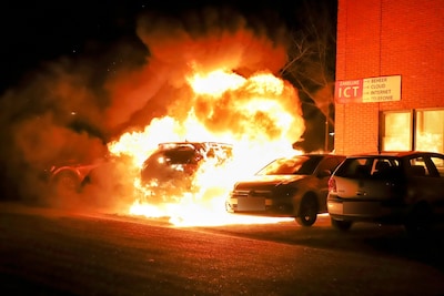 Kortsluiting bij de laadpaal: drie auto’s branden uit in Tiel: ‘Echt alles is gesmolten’