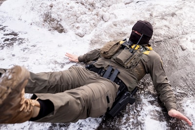 Internet lacht om beelden van ICE-agent die uitglijdt op ijs in Minneapolis: ‘ICE valt op ice’