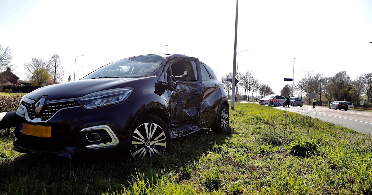 Twee gewonden bij botsing tussen vrachtwagen en auto in Oploo
