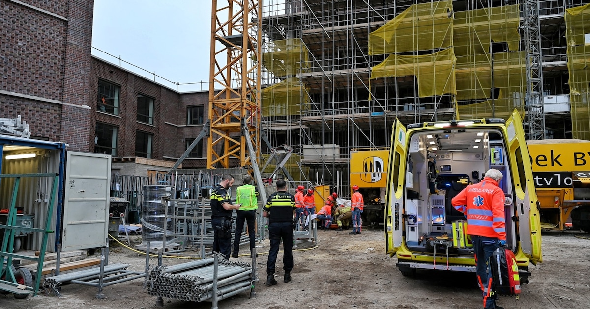 Man zwaargewond bij ongeval met hijskraan in Tilburg: slachtoffer stort zo’n 60 meter naar beneden.